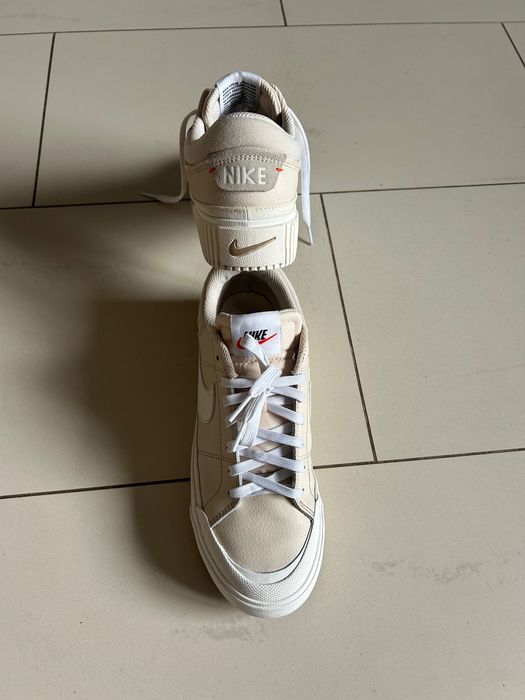 Продам жіночі шкіряні кросівки Nike.