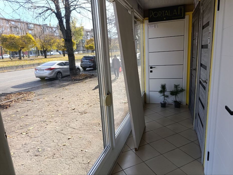 Продам магазин с витринами. 55 м кв. Проспект А.Поля. Хороший трафик.