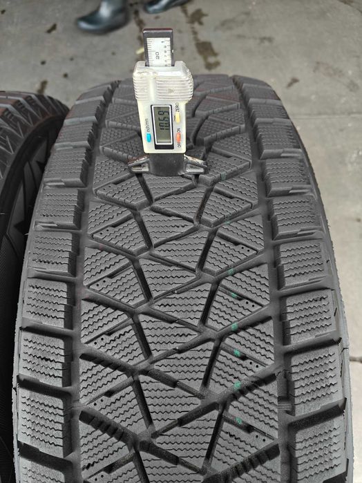 2шт R17 265 65 шини зимові Bridgestone Blizzak DM-V2 як нові 10+мм