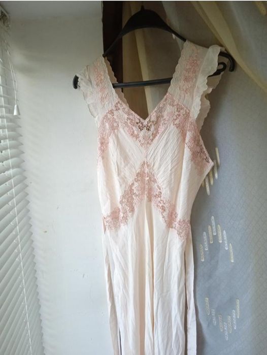 Вишукана нічна сорочка чи сукня максі в білизняному стилі шовкова