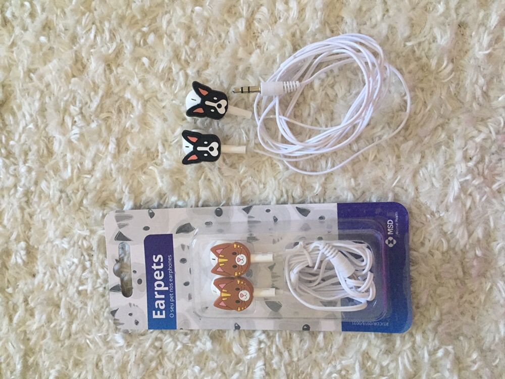 2 conjuntos de auriculares novos