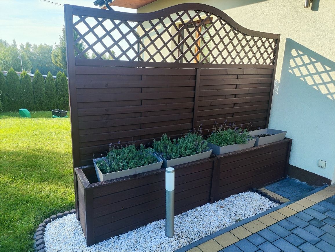 pergola drewniana z doniczkami płotek