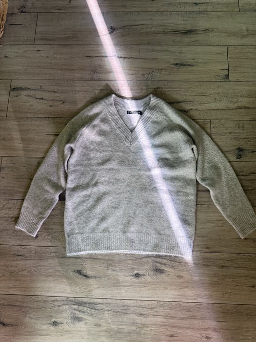 Вʼязана кофта сірого кольору