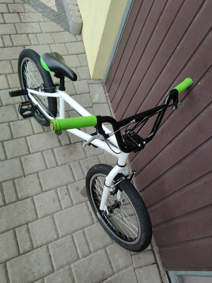 Rower wyczynowy BMX z rotorem i pegami