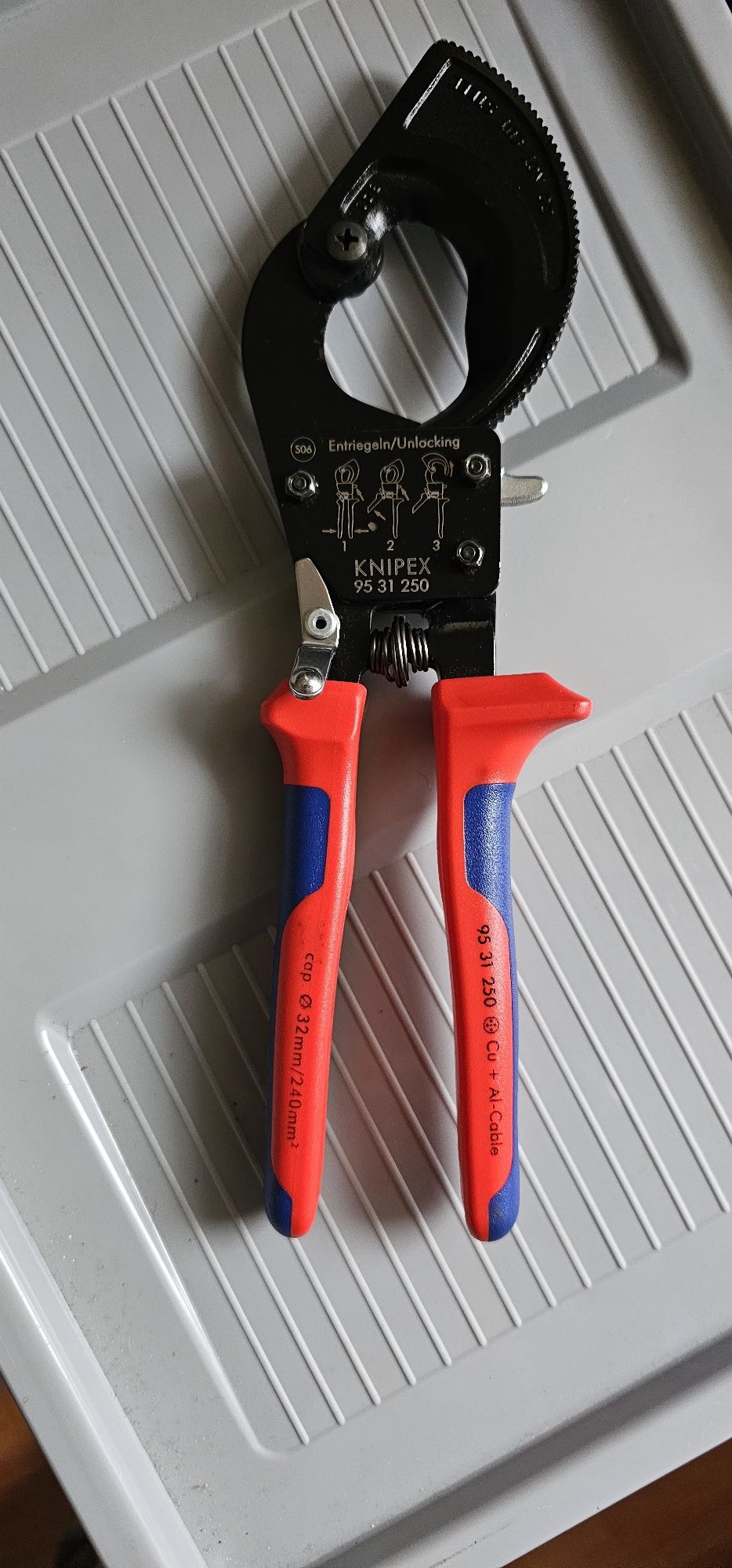 KNIPEX Nożyce do kabli (mechanizm zapadkowy)
Nożyce do kabli