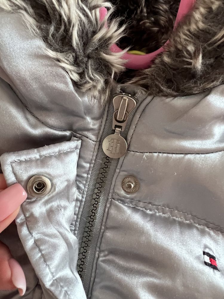 Tommy Hilfiger kurtka kurteczka srebrna ocieplana kaptur futerko 18 mi