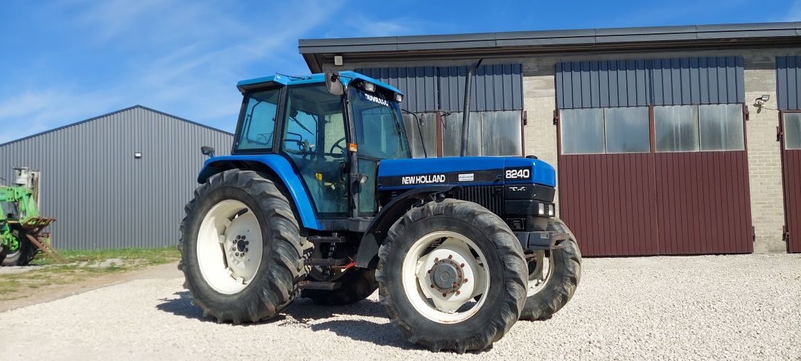 New Holland 8240 Ford