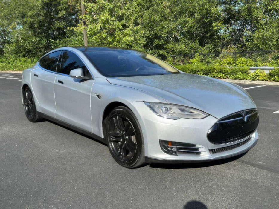 Tesla Model S 85D      2015