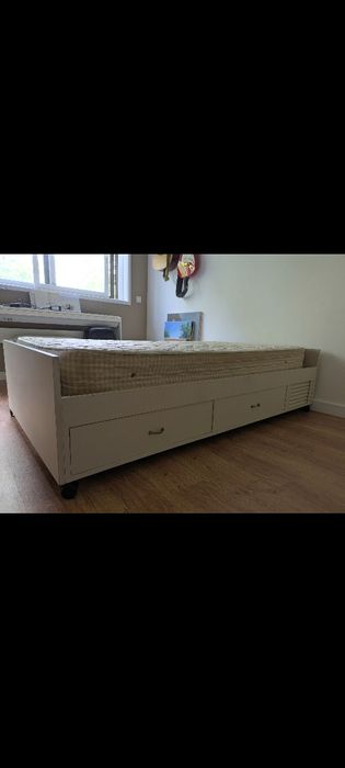 Cama solteiro com arrumação, estrado e colchão