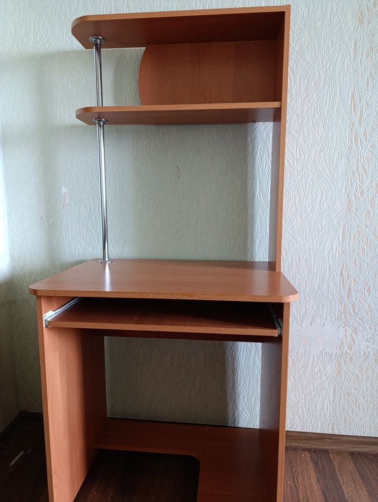 Продам компьютерный стол