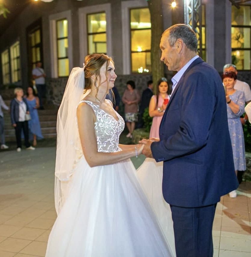 Весільна сукня зі шлейфом розмір 44