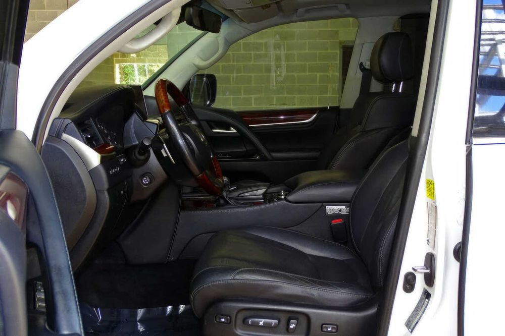 Lexus LX 570      2016