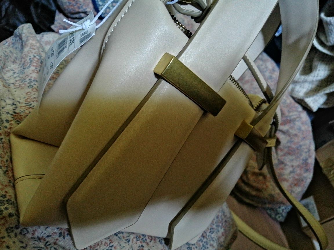 RESERVED modowa torebka ze złotymi okuciami w minimalistycznym stylu