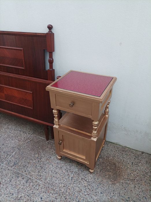 Cama de casal antiga estilo nórdico