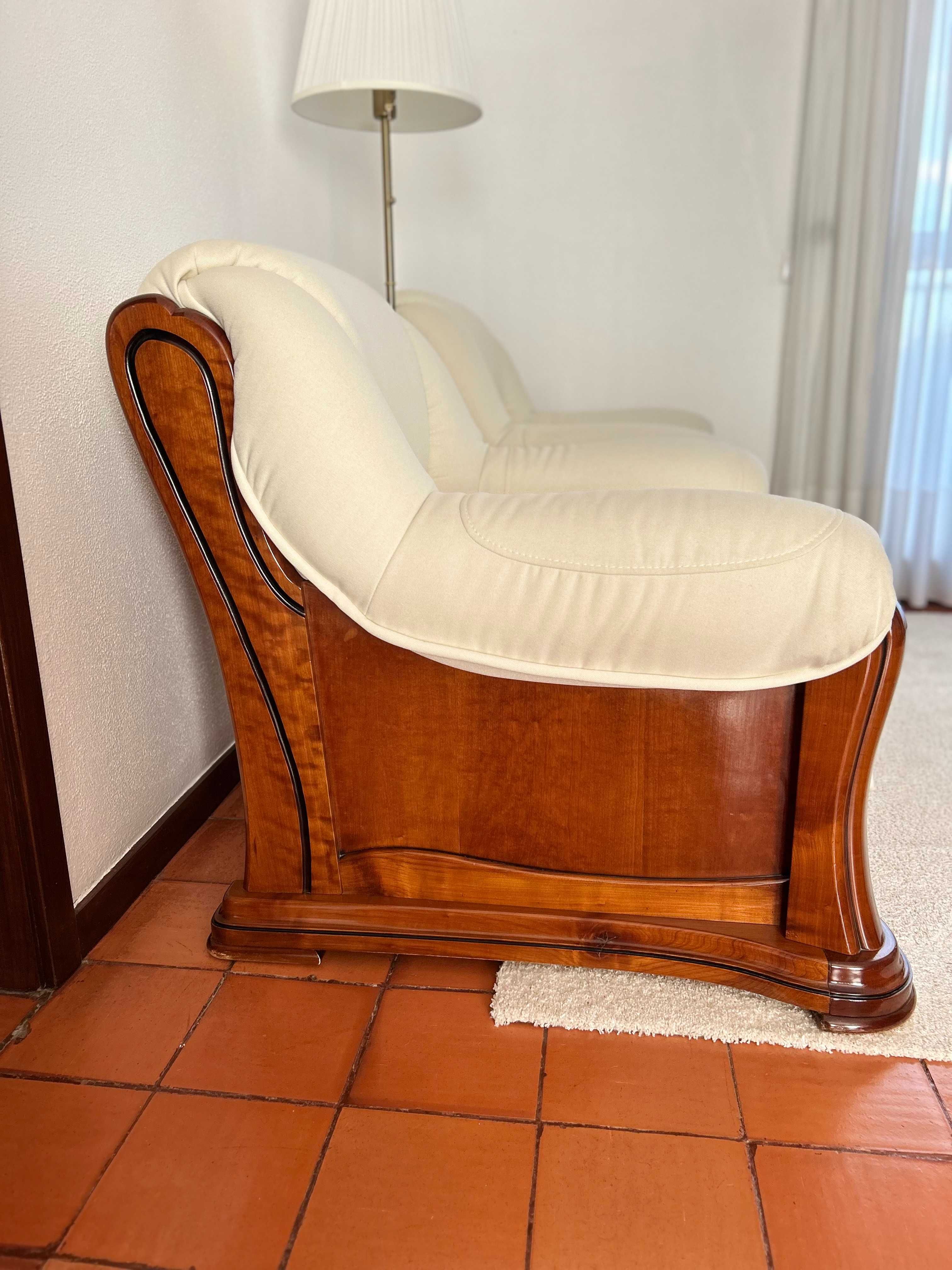 Conjunto clássico de 3 sofás e apoio de pés