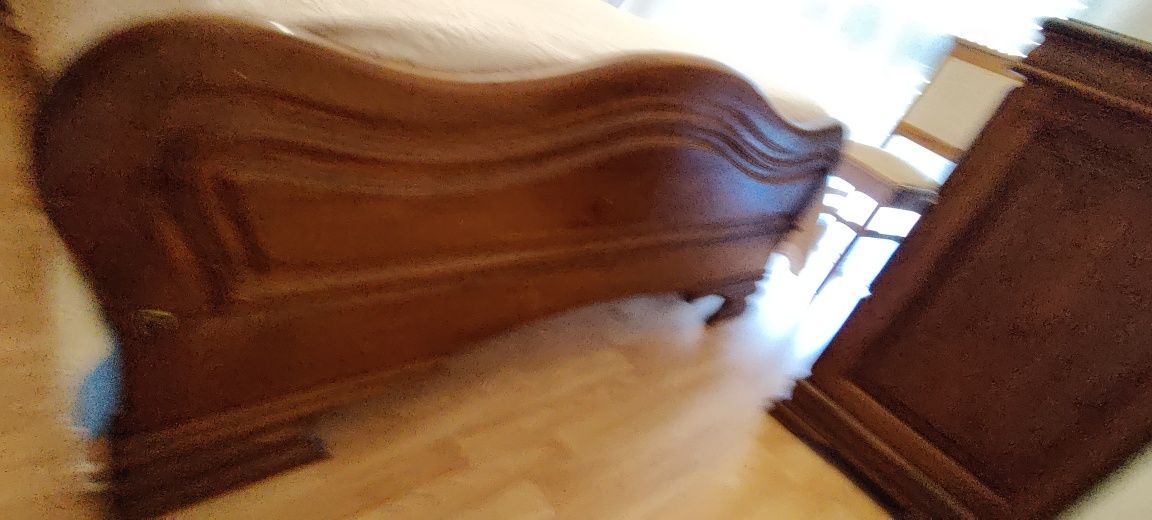 Cama casal com colchão, em castanho, 140x190, usada em ótimo estado