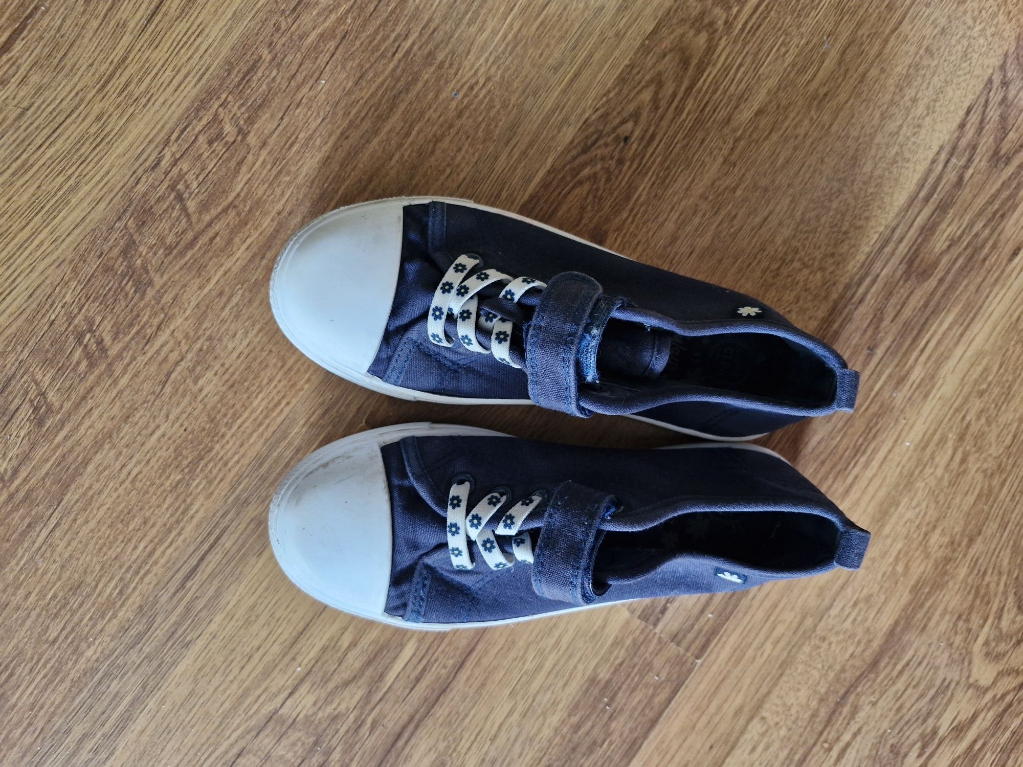 Paczka ubran dziewczęcych i buty