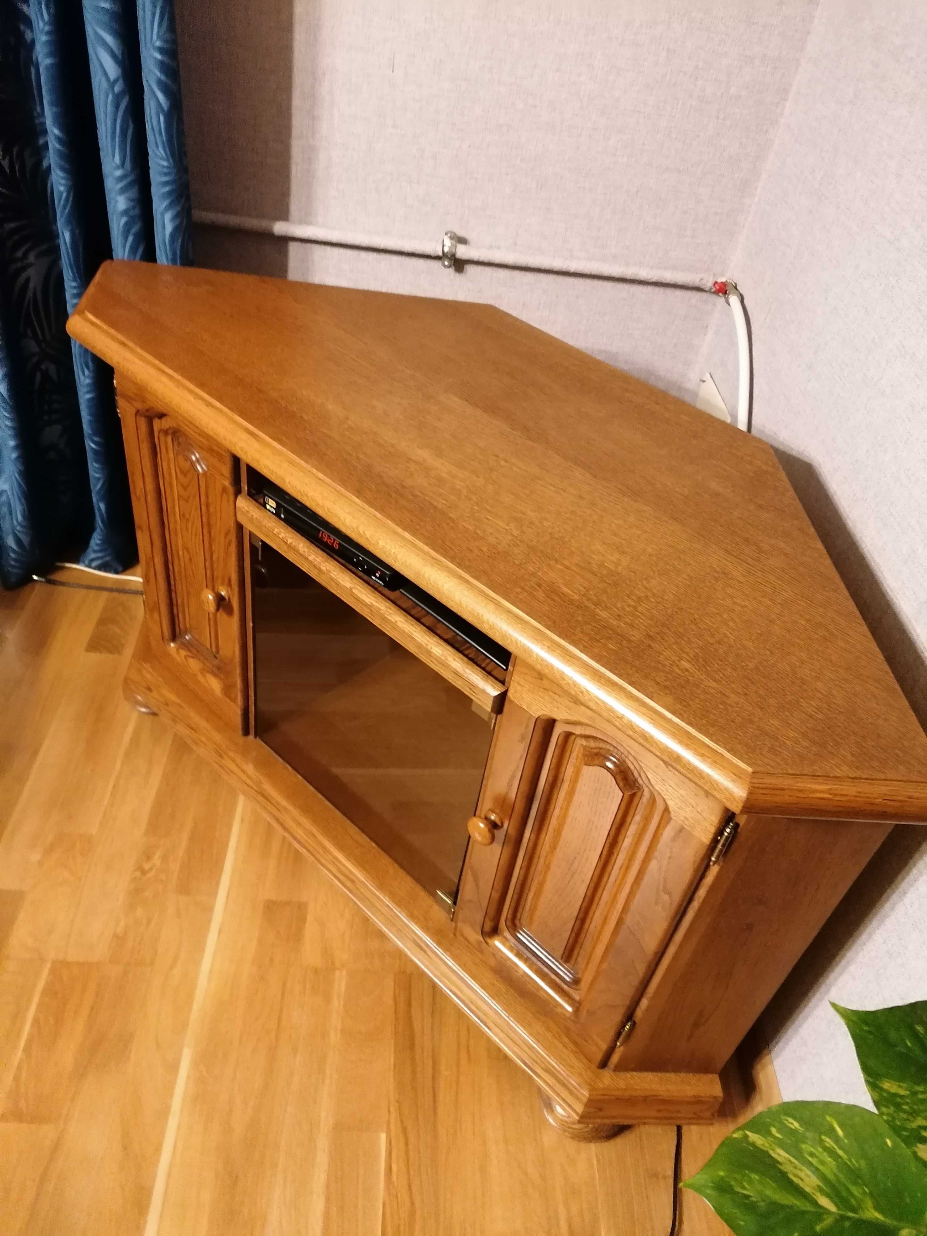 Szafka RTV dębowa zabudowana z półeczkami.