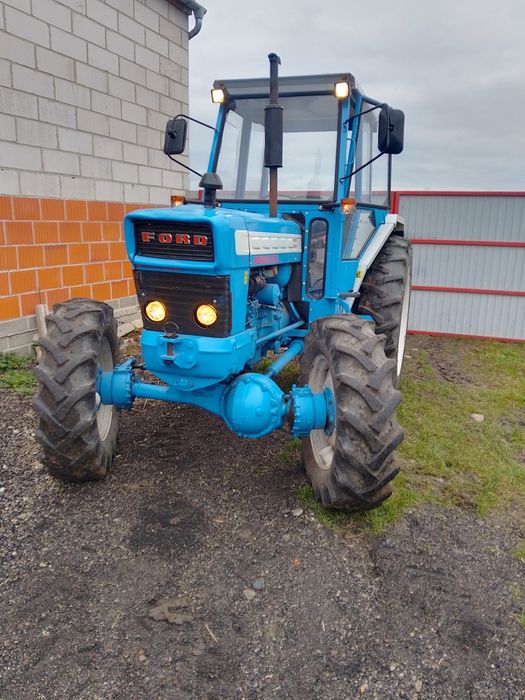 Ciągnik rolniczy Ford 5000 z przednim napedem zarejestrowany