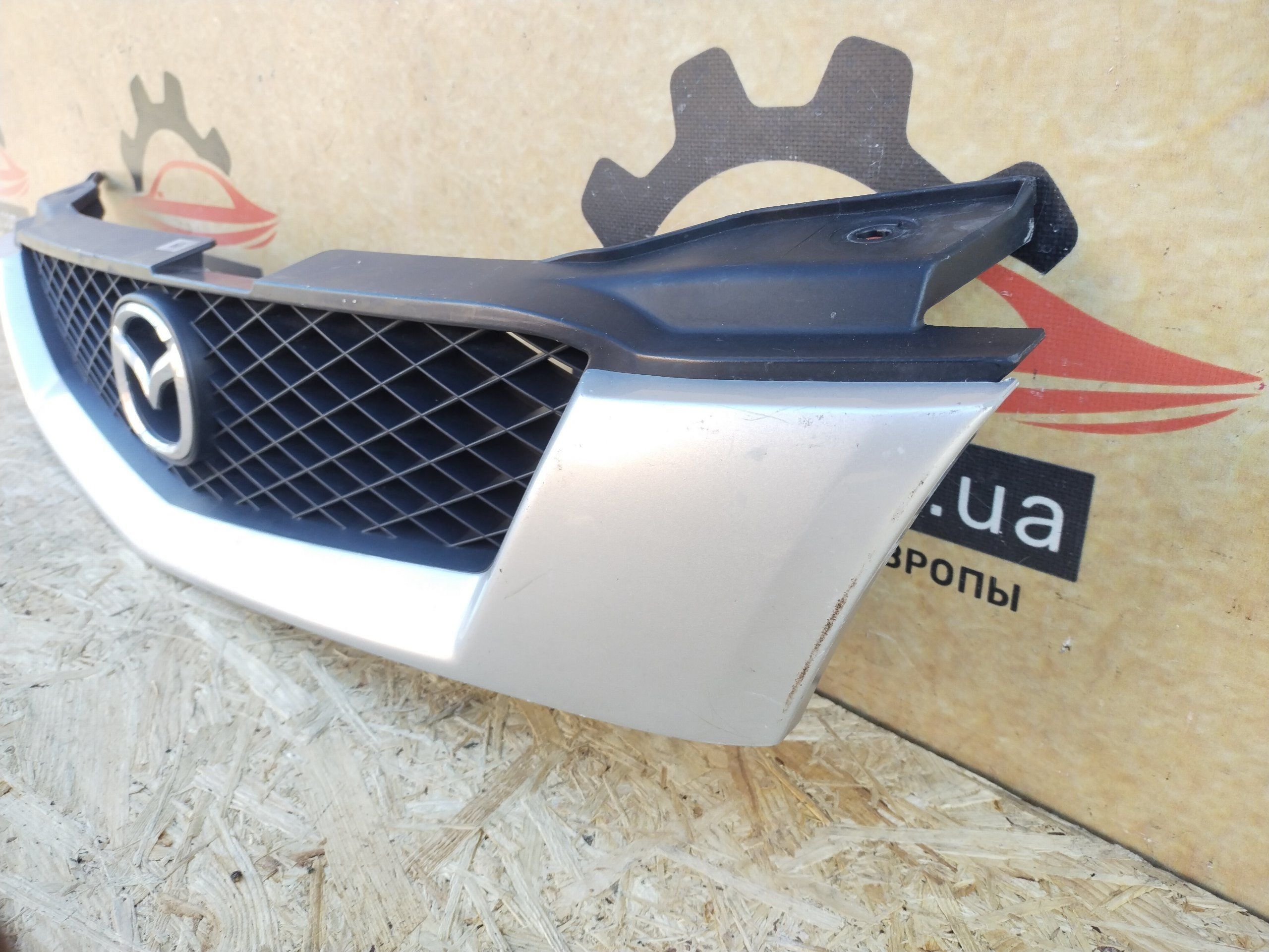 Mazda Demio / 121  2000-2002 рестайлинг Решетка радиатора D34250712