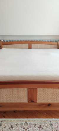 Sosnowe łóżko podwójne z materacem
