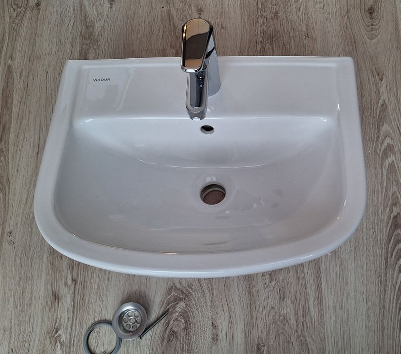 Umywalka podwieszana ścienna z baterią i osłoną 49cm