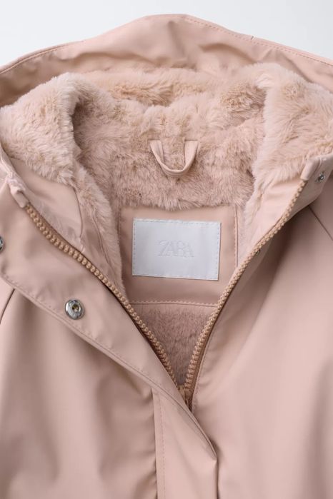 Прогумована водовідштовхувальна куртка з ефектом хутра Zara