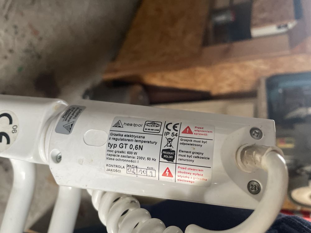 Grzejnik łazienkowy Gorgiel + grzałka 600 W