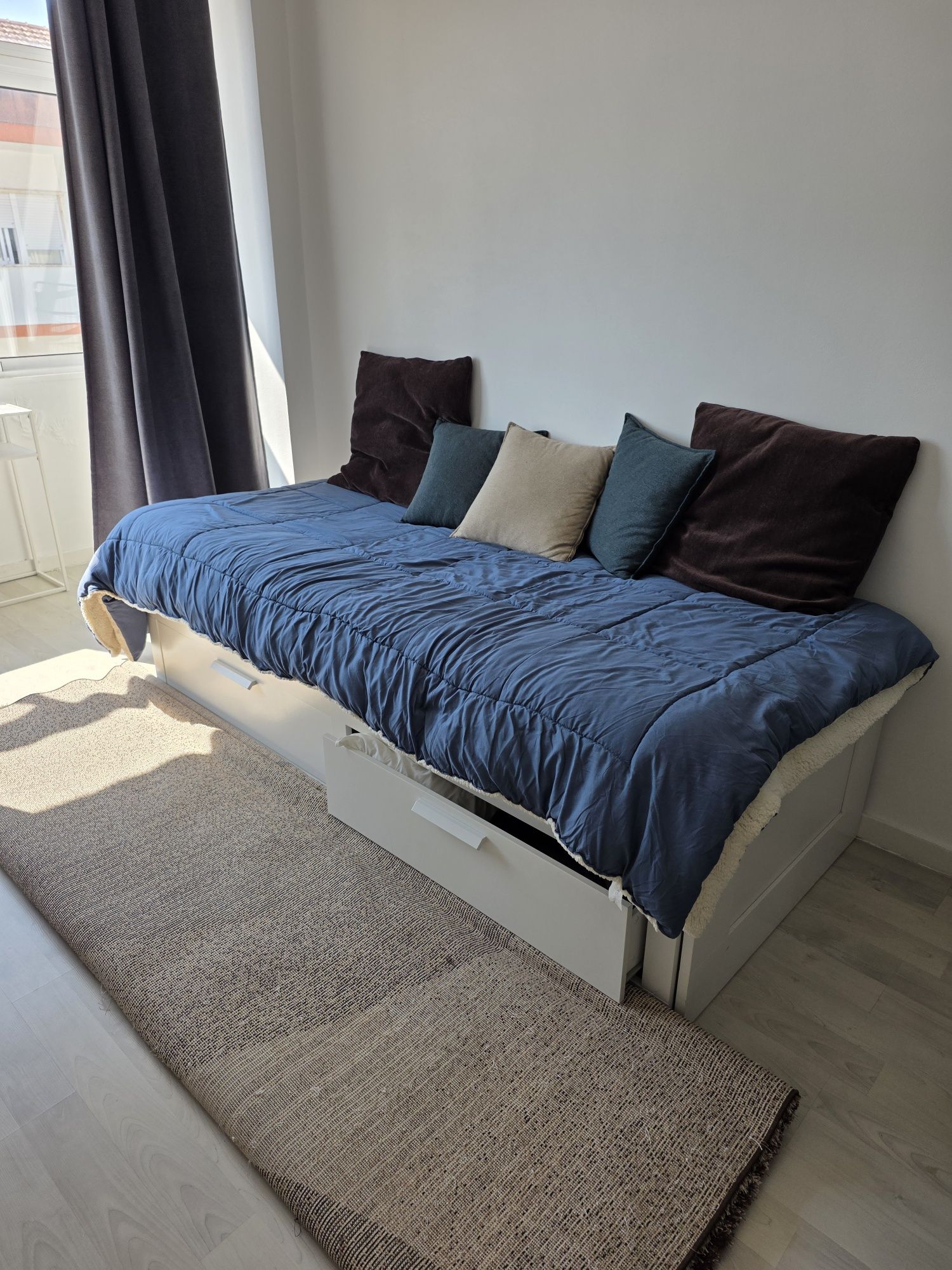 Cama com gavetas