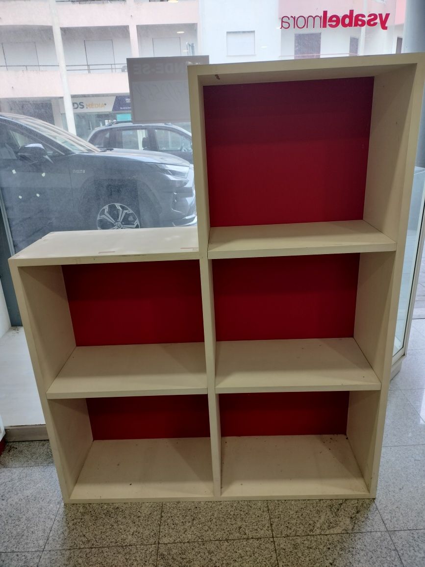 Móvel decoração ou expositor laçado .