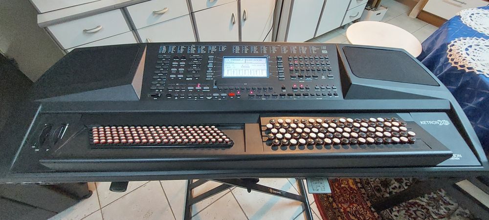 Orgão de Botoes KETRON X8