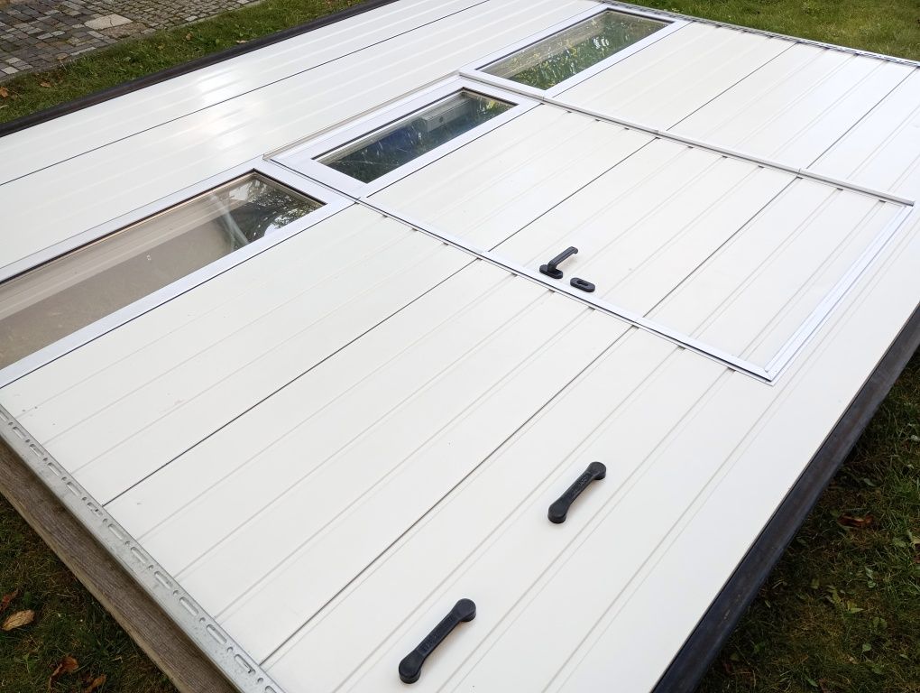 Brama z drzwiami Hormann segmentowa garażowa panelowa aluminiowa przem