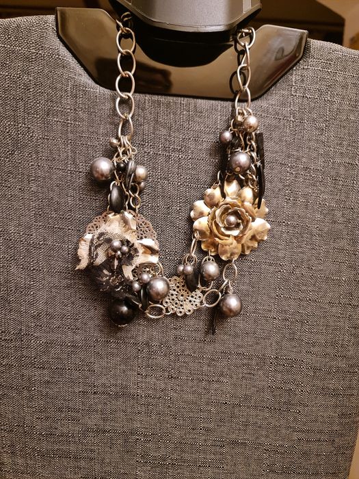 Прикраси, кольє, бусы.