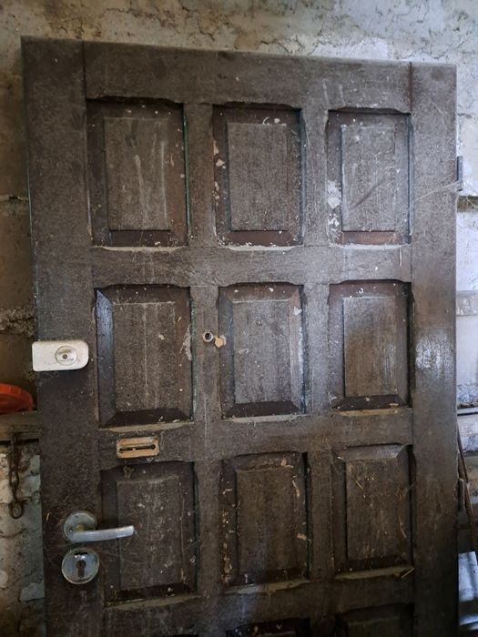 Drzwi zewnętrzne drewniane brazowe