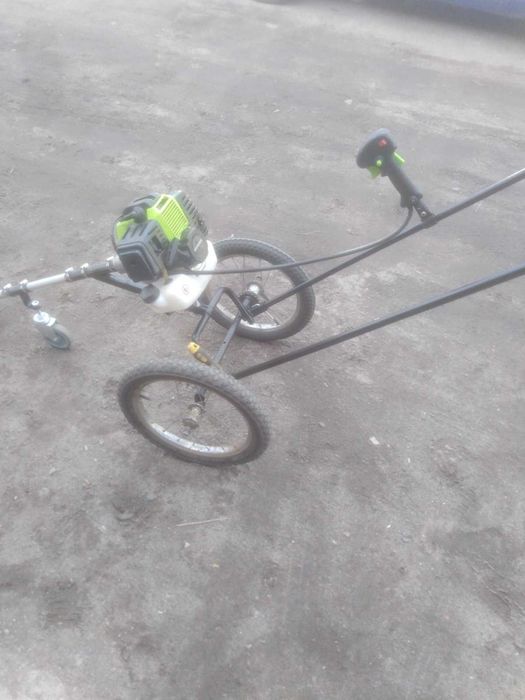 Бензиновый триммер для травы на колесах