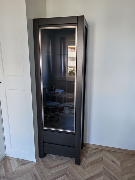 Witrynę BRW "August" 64x45,5x201