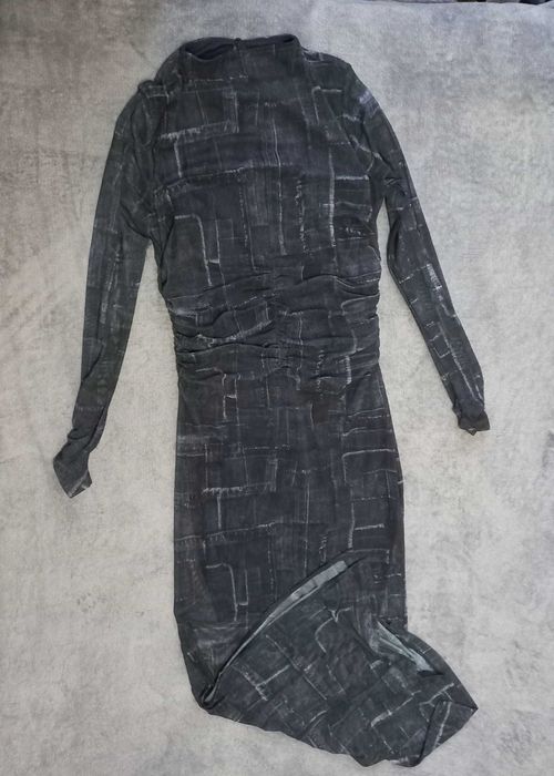 Довга сукня на дівчину