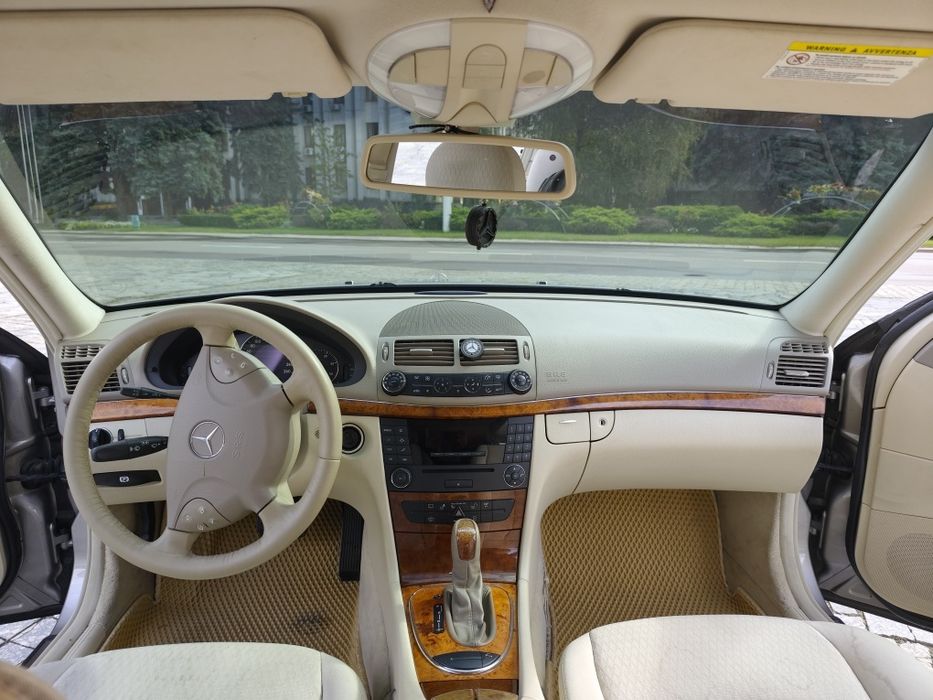Mercedes-Benz E  2004