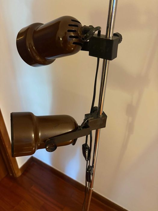 candeeiro vintage de pé dois focos castanho