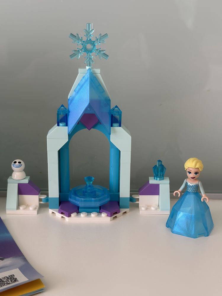 Конструктор LEGO Disney Frozen 2 Подвір'я палацу Ельзи 43199