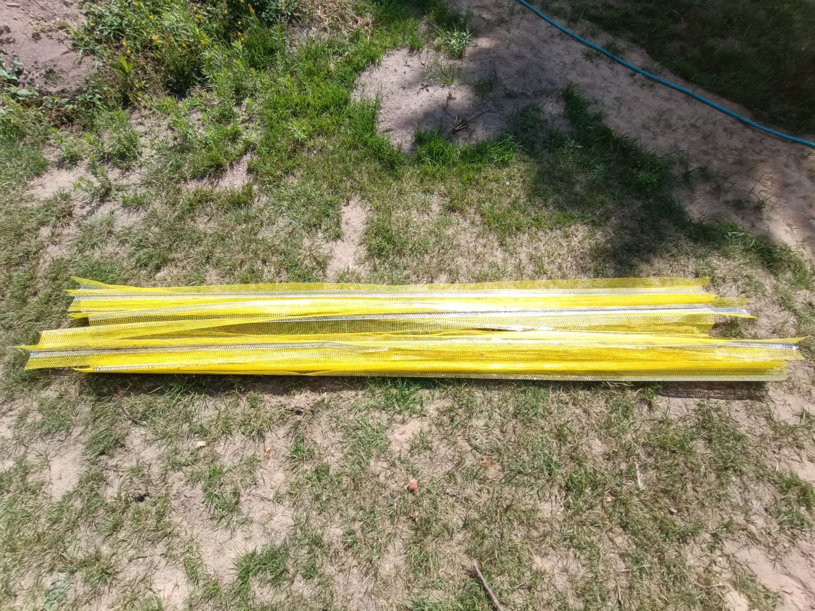 Kran, rura, narożnik aluminiowy z siatką