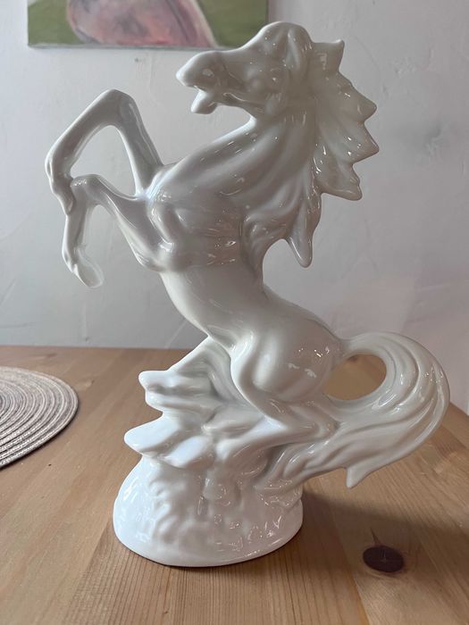 Duży porcelanowy koń - Chodzież