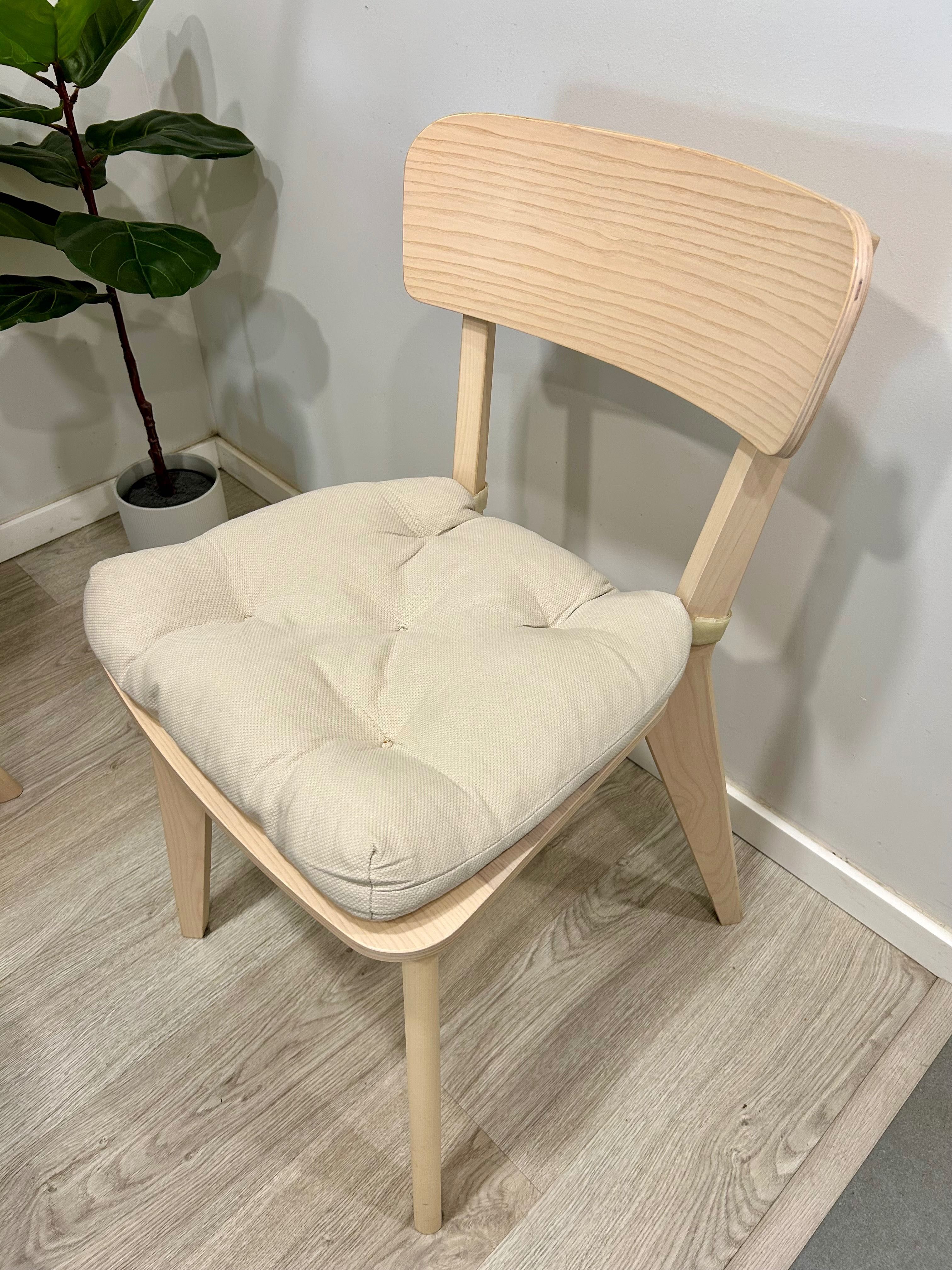 Conjunto de 1 mesa e 4 cadeiras