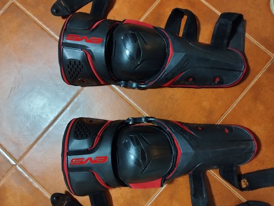 Joelheiras para motocross EMS