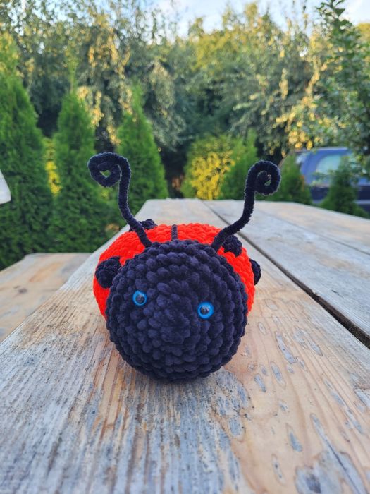 Maskotka biedronka na szydełku