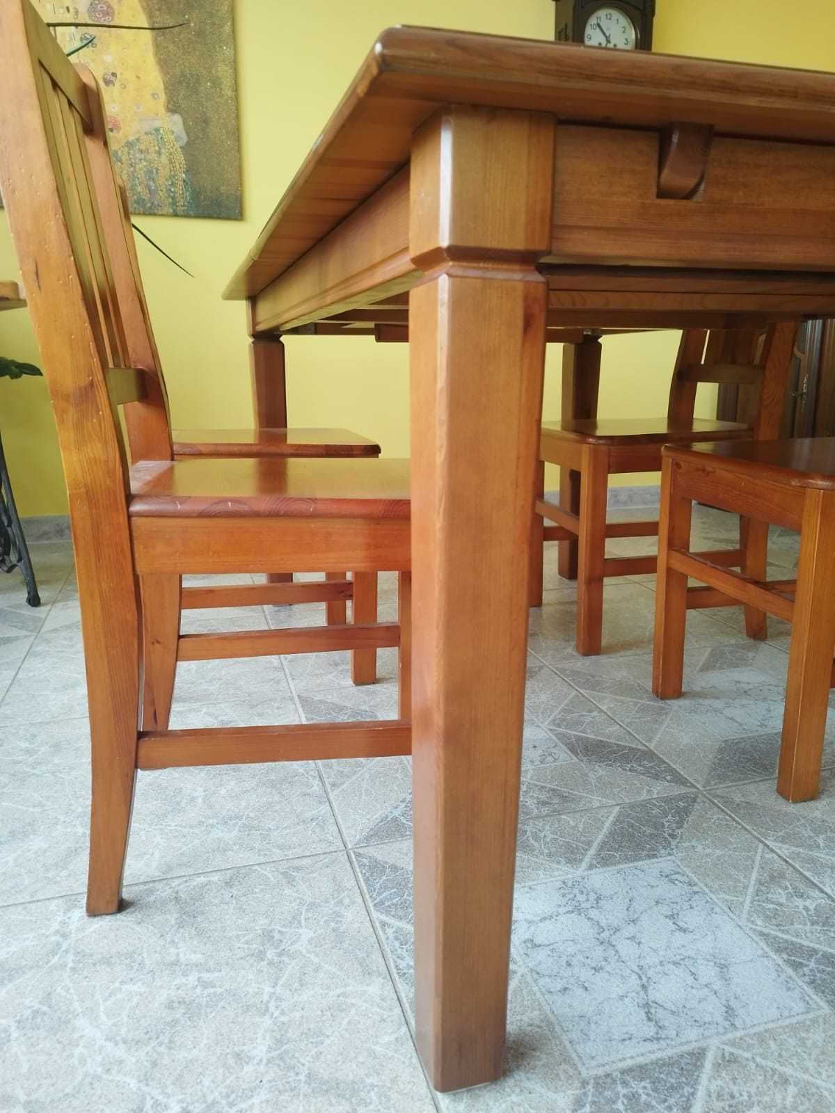 Solidny stół z litego drewna z krzesłami
