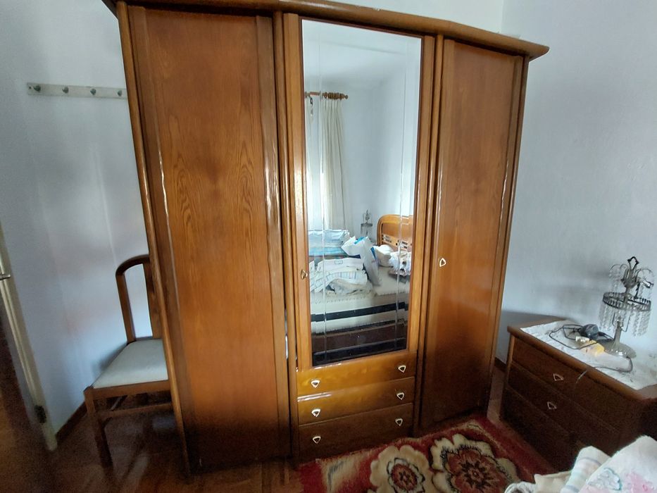 Roupeiro antigo com espelho