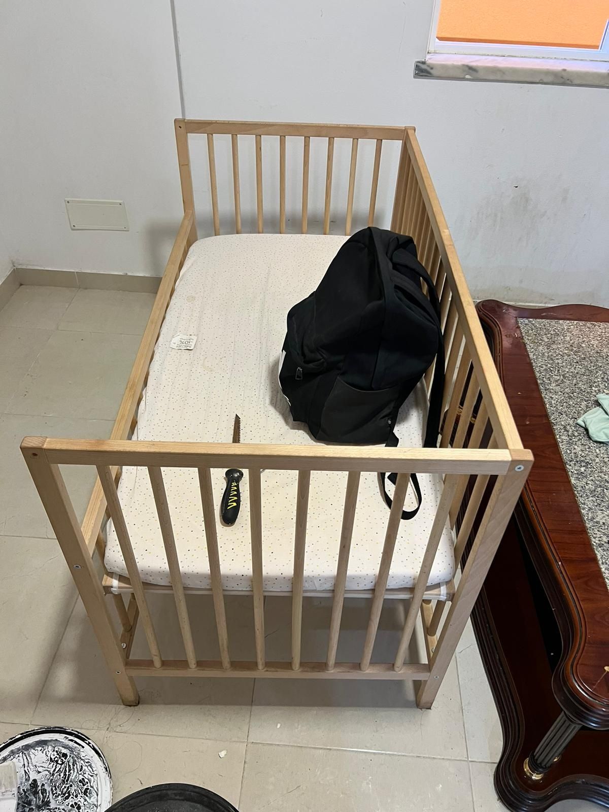 cama de bebê com colchão