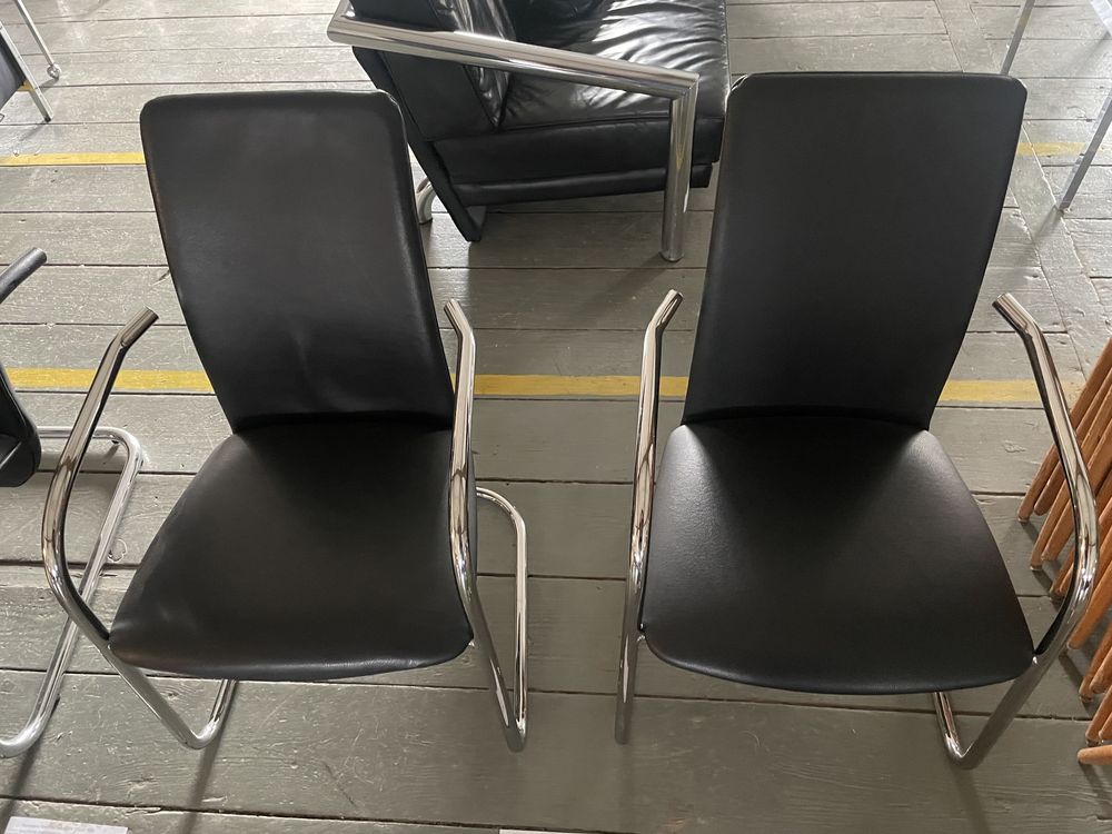 Komplet krzeseł z podlokietnikami wloskiej marki EFFEZETA. Design