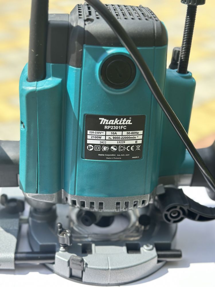 Фрезер Makita RP 2301 FC Цанга: 8-12 мм